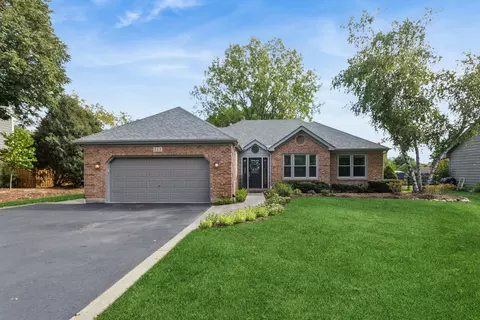 341 Fairway View Dr, Algonquin, IL 60102