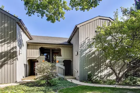 25 Shoreline Rd #B, Lake Barrington, IL 60010