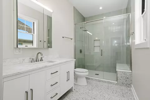 Bath - 926 E Crest Ave, Addison, IL 60101 photo 3 of 5