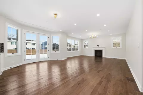 Living - 926 E Crest Ave, Addison, IL 60101 photo 2 of 3