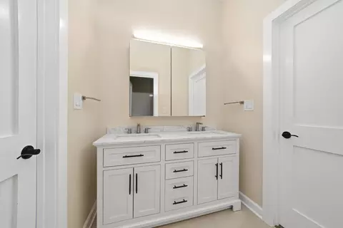 Bath - 926 E Crest Ave, Addison, IL 60101 photo 4 of 5