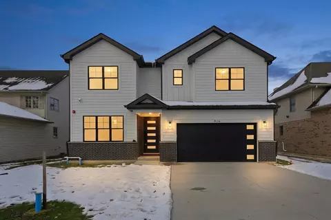 Exterior - 926 E Crest Ave, Addison, IL 60101 photo 2 of 5