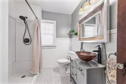 Bath - 21 N Edison Ave, Elgin, IL 60123 photo 1 of 3