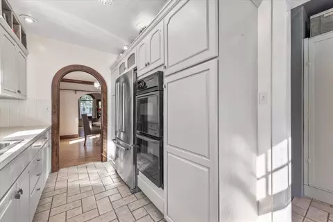 Kitchen - 21 N Edison Ave, Elgin, IL 60123 photo 2 of 3