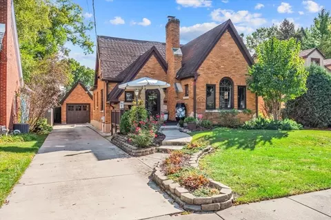 21 N Edison Ave, Elgin, IL 60123