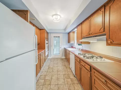 821 Shuler St, Elgin, IL 60123 photo 4