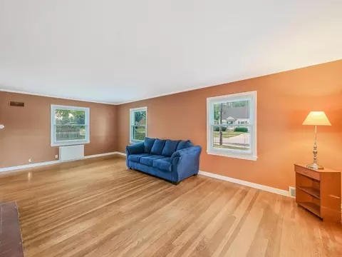 821 Shuler St, Elgin, IL 60123 photo 2