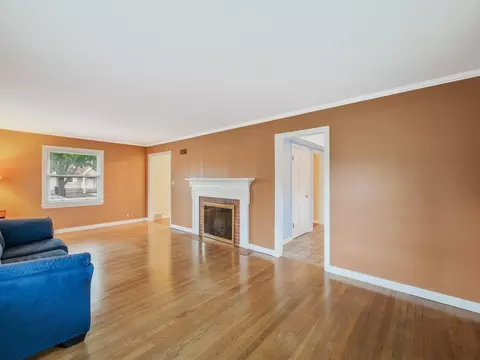 821 Shuler St, Elgin, IL 60123 photo 3