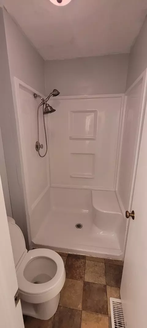 Bath - 18622 Golfview Dr, Hazel Crest, IL 60429 photo 1 of 3