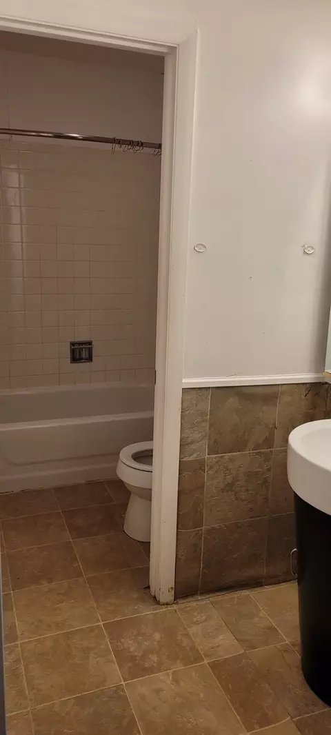 Bath - 18622 Golfview Dr, Hazel Crest, IL 60429 photo 3 of 3