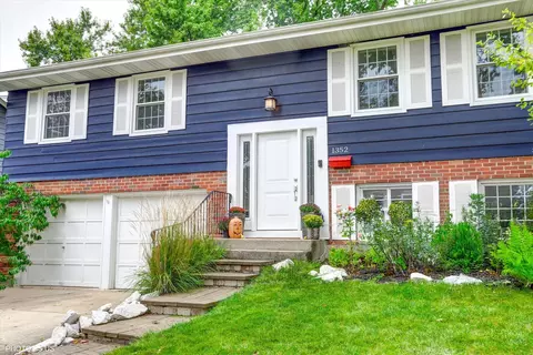 1352 W Oakmont Rd, Hoffman Estates, IL 60169