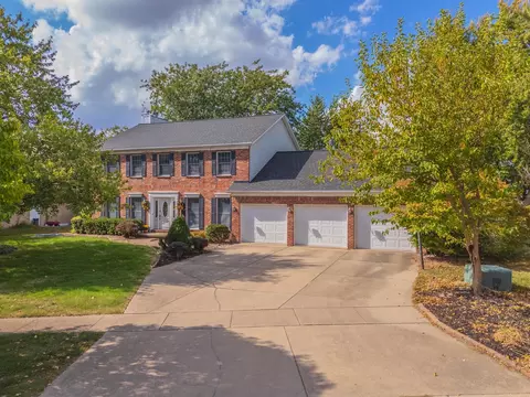 8 Gulf Pointe Ct, Bloomington, IL 61704