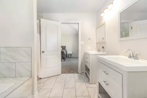 Bath - 16314 Homan Ave, Markham, IL 60428 photo 3 of 4