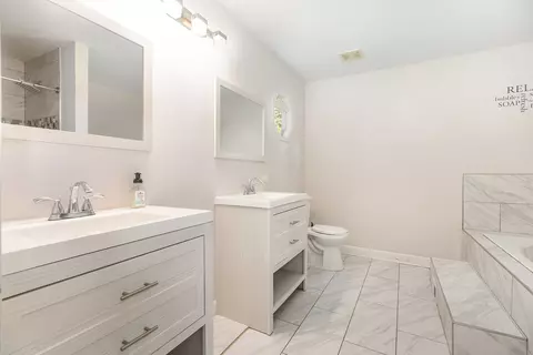 Bath - 16314 Homan Ave, Markham, IL 60428 photo 2 of 4