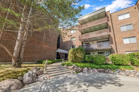 690 Chandler Rd #102, Gurnee, IL 60031