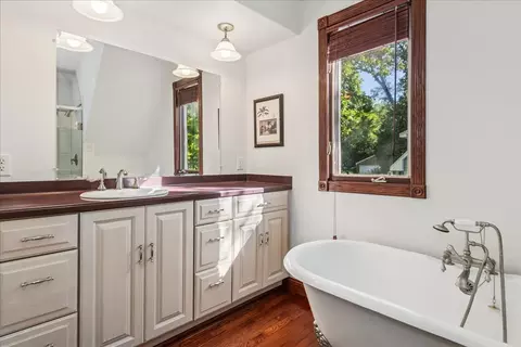Bath - 712 Regner Rd, Mchenry, IL 60051 photo 2 of 4