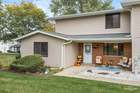 135 Fairlane Ct #B, Bloomingdale, IL 60108