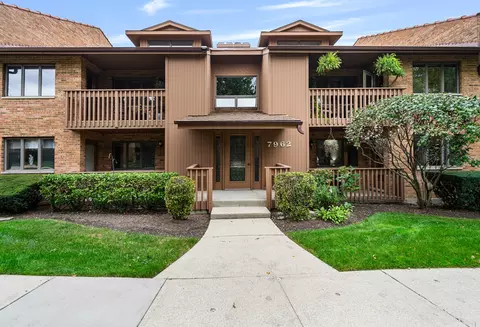 7962 Garfield Ave #110, Burr Ridge, IL 60527