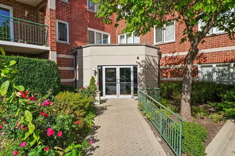 5360 N Lowell Ave #206, Chicago, IL 60630