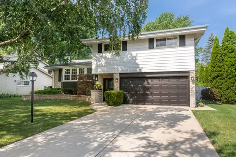 1008 N Newberry Ln, Mount Prospect, IL 60056