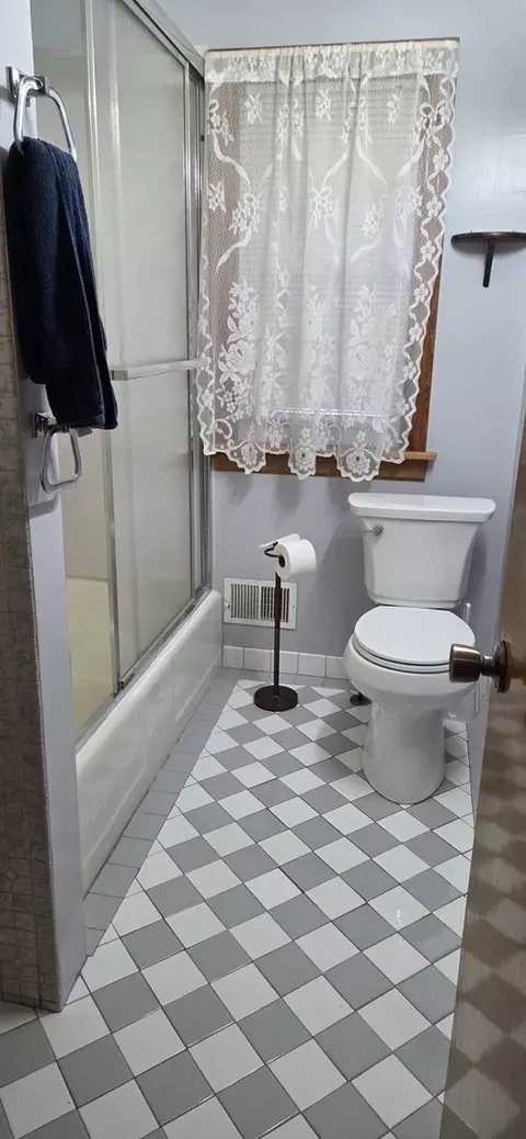 Bath - 9525 W Oak Pl, Des Plaines, IL 60016 photo 2 of 3