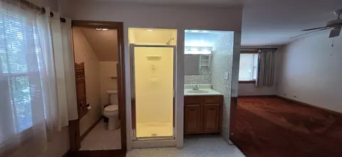 Bath - 9525 W Oak Pl, Des Plaines, IL 60016 photo 1 of 3
