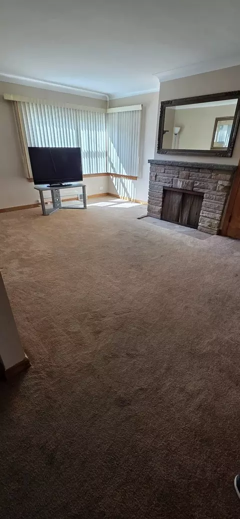 Living - 9525 W Oak Pl, Des Plaines, IL 60016 photo 1 of 3