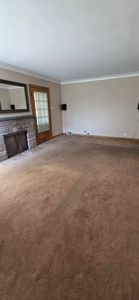 Living - 9525 W Oak Pl, Des Plaines, IL 60016 photo 2 of 3