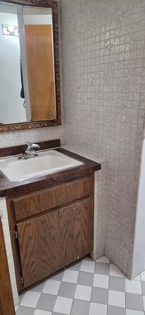 Bath - 9525 W Oak Pl, Des Plaines, IL 60016 photo 3 of 3