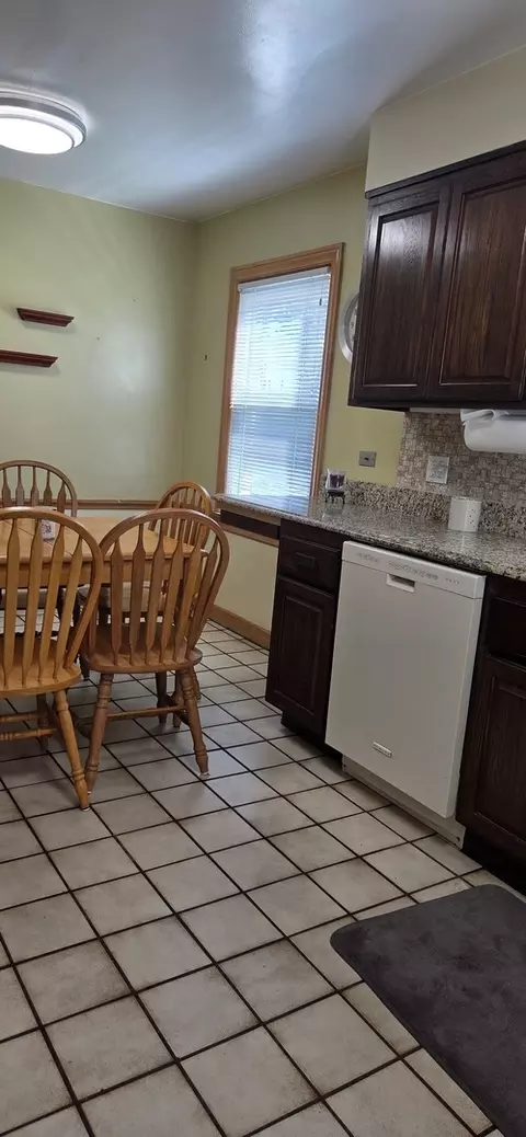 Kitchen - 9525 W Oak Pl, Des Plaines, IL 60016 photo 2 of 2