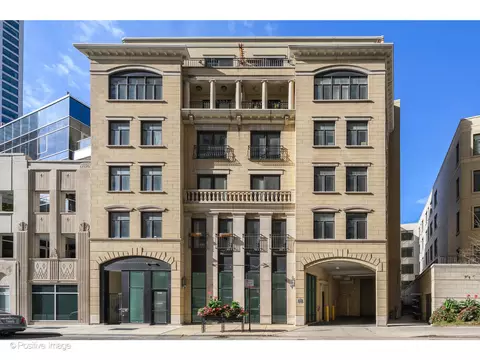 2042 N Clark St #6S, Chicago, IL 60614