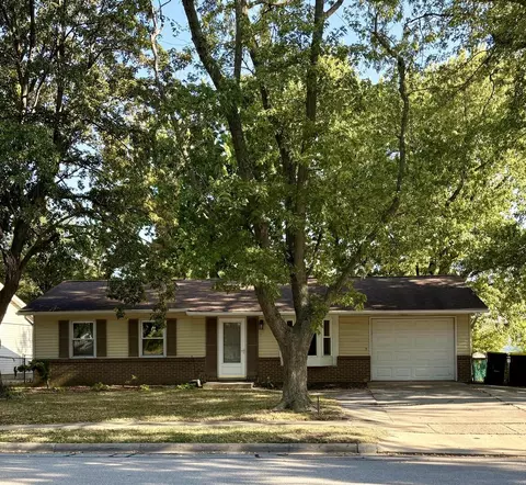 1401 Dillon Dr, Normal, IL 61761