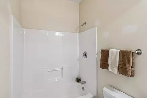 Bath - 271 E Railroad Ave #302, Bartlett, IL 60103 photo 2 of 4