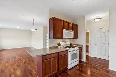 Kitchen - 271 E Railroad Ave #302, Bartlett, IL 60103 photo 2 of 2