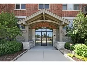Exterior - 271 E Railroad Ave #302, Bartlett, IL 60103 photo 2 of 5