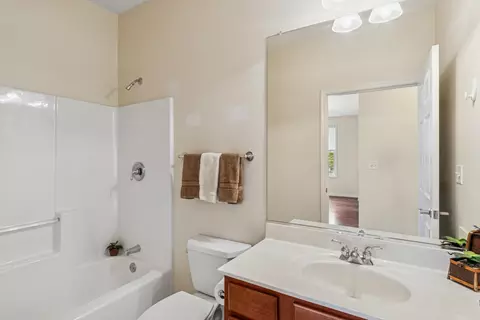 Bath - 271 E Railroad Ave #302, Bartlett, IL 60103 photo 1 of 4