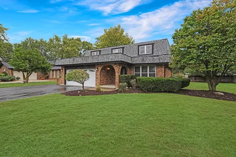 230 Essex Ln, New Lenox, IL 60451