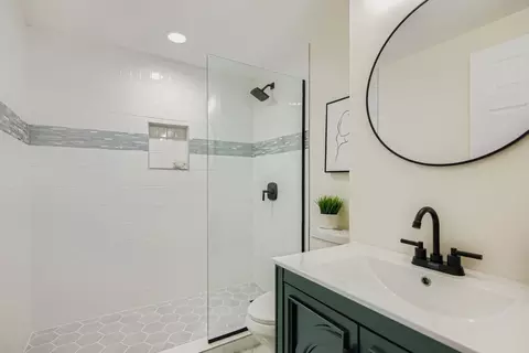 Bath - 16552 Oxford Dr, Markham, IL 60428 photo 1 of 4