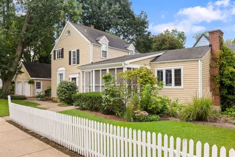 345 E Russell St, Barrington, IL 60010