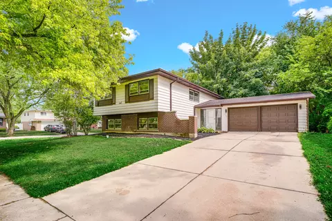 702 W Fitzhenry Ct, Glenwood, IL 60425