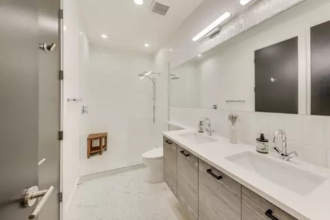 Bath - Undisclosed, Chicago, IL 60622 photo 4 of 4