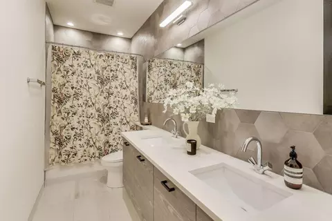 Bath - Undisclosed, Chicago, IL 60622 photo 3 of 4
