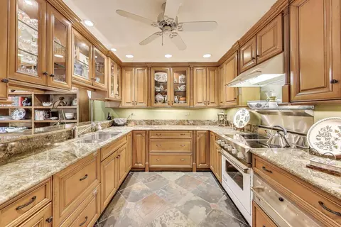 Kitchen - 1 Foxcroft On Auburn, Rolling Meadows, IL 60008 photo 1 of 3