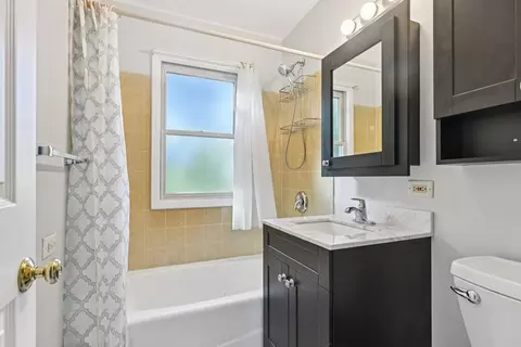 Bath - 209 67th St, Darien, IL 60561 photo 1 of 1