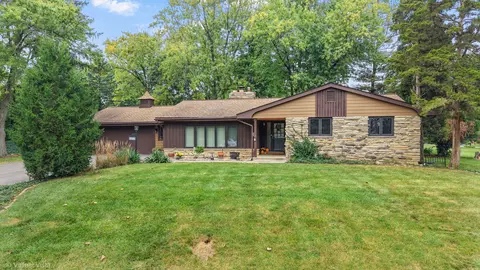 2630 Vale Ct, Downers Grove, IL 60516