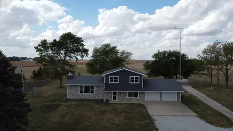 1985 N 670 E Rd, Gilman, IL 60938