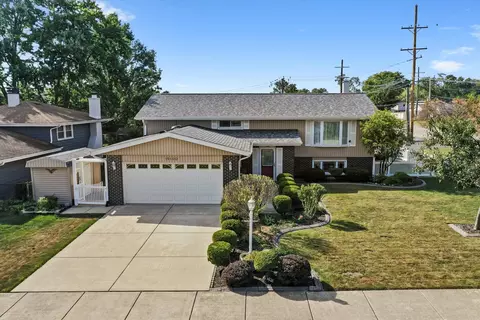 15100 Crescent Green Dr, Oak Forest, IL 60452
