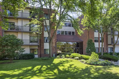 3030 Pheasant Creek Dr #102, Northbrook, IL 60062