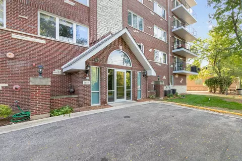 8030 River Walk Dr #5B, Lyons, IL 60534