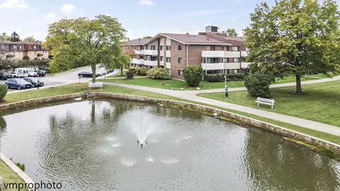 1000 Bayside Dr #212, Palatine, IL 60074